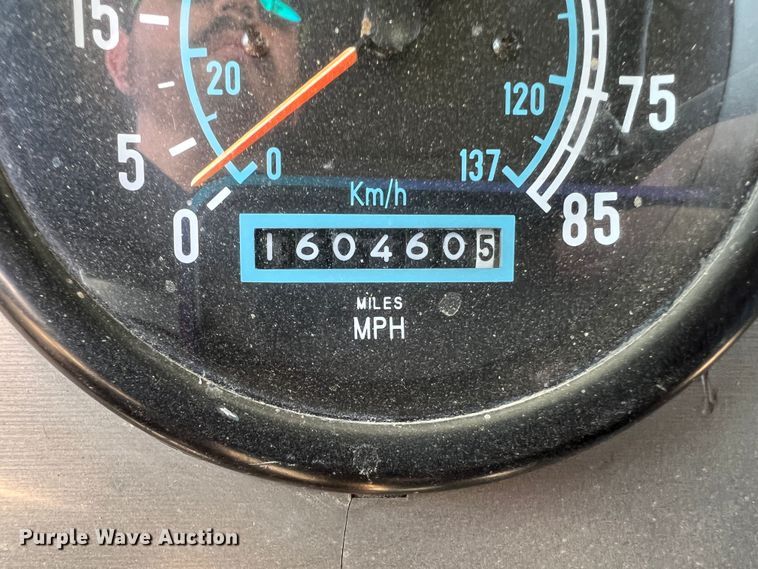 image for item DS8387 1987 International 9370  grain truck