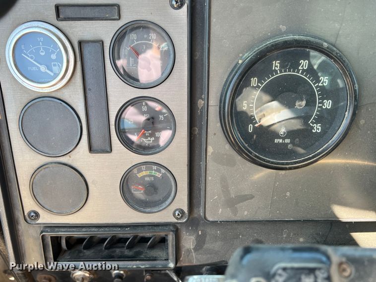 image for item DS8387 1987 International 9370  grain truck