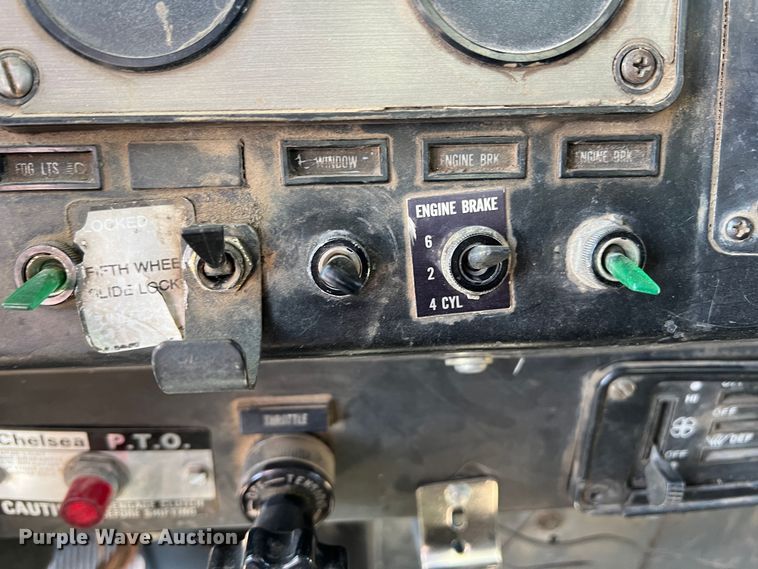 image for item DS8387 1987 International 9370  grain truck