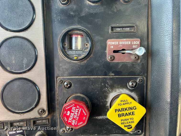 image for item DS8387 1987 International 9370  grain truck