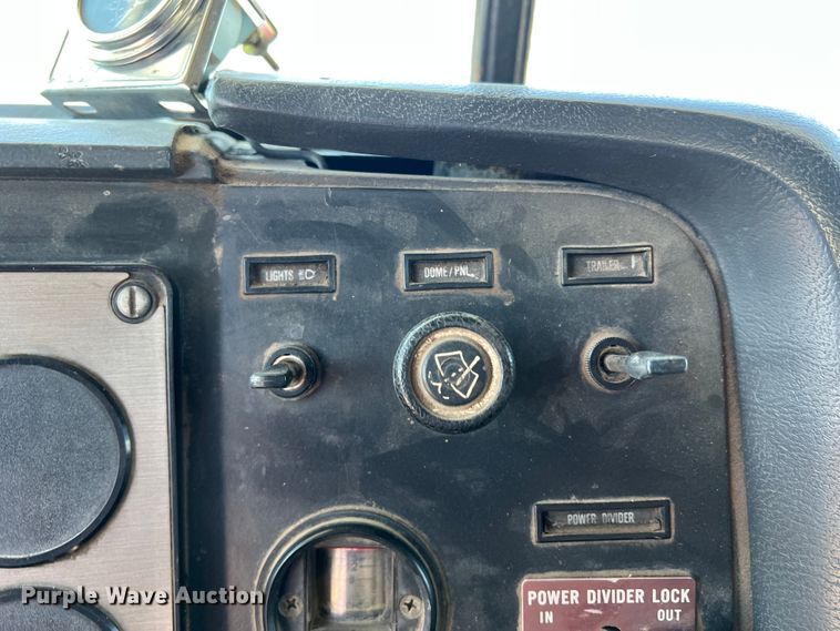 image for item DS8387 1987 International 9370  grain truck