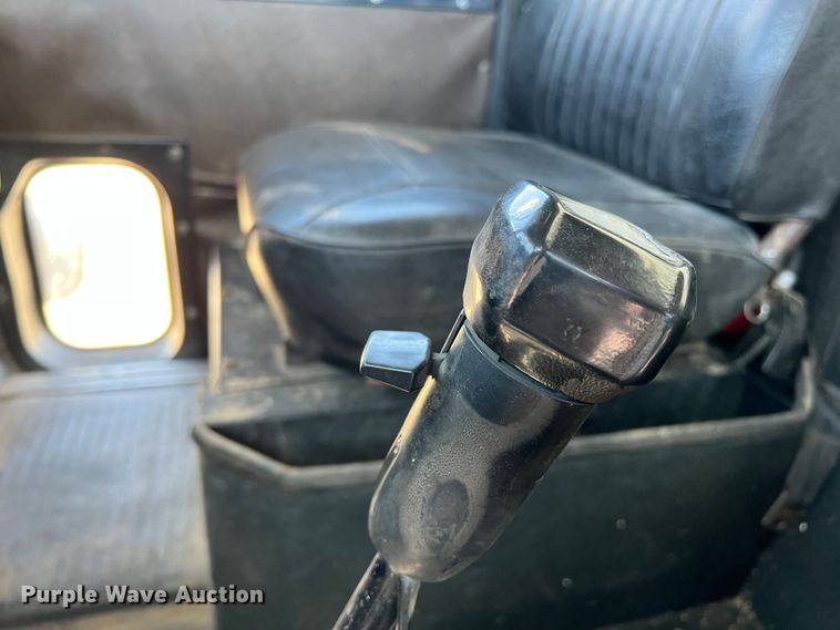 image for item DS8387 1987 International 9370  grain truck