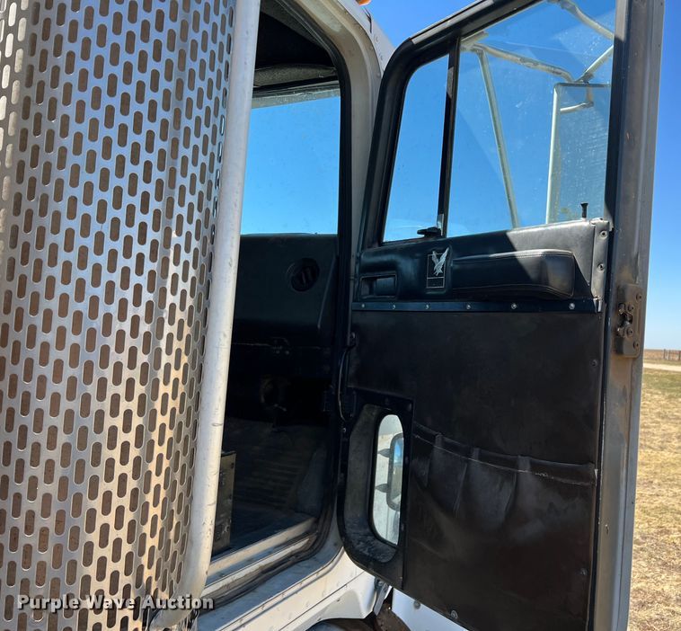 image for item DS8387 1987 International 9370  grain truck