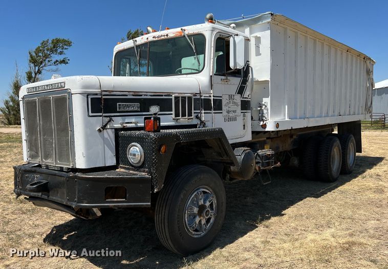 image for item DS8390 1977 International F5070  grain truck