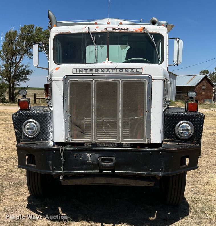 image for item DS8390 1977 International F5070  grain truck