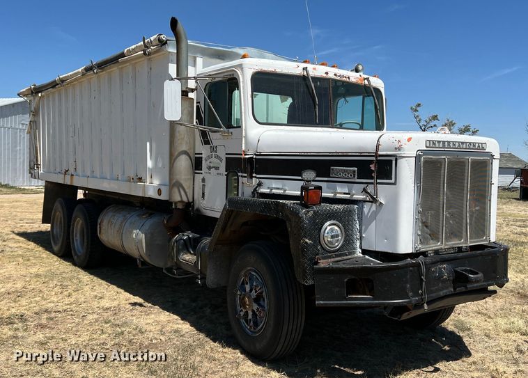 image for item DS8390 1977 International F5070  grain truck