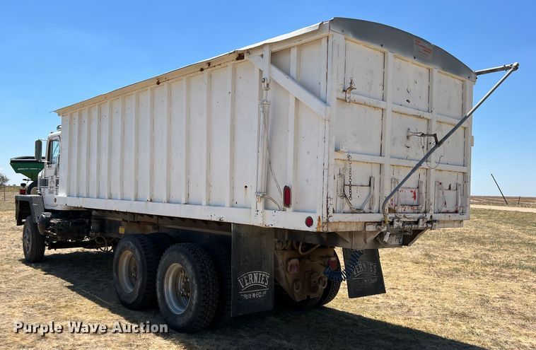 image for item DS8390 1977 International F5070  grain truck
