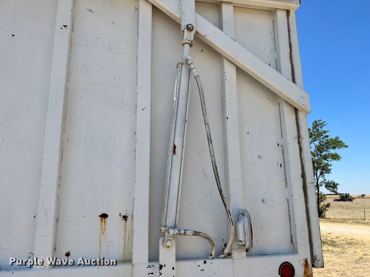 image for item DS8390 1977 International F5070  grain truck