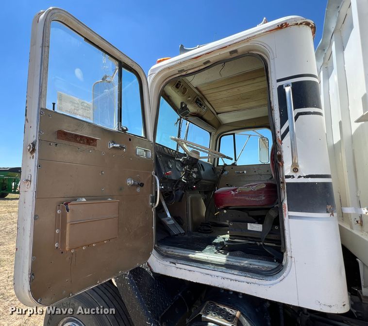 image for item DS8390 1977 International F5070  grain truck