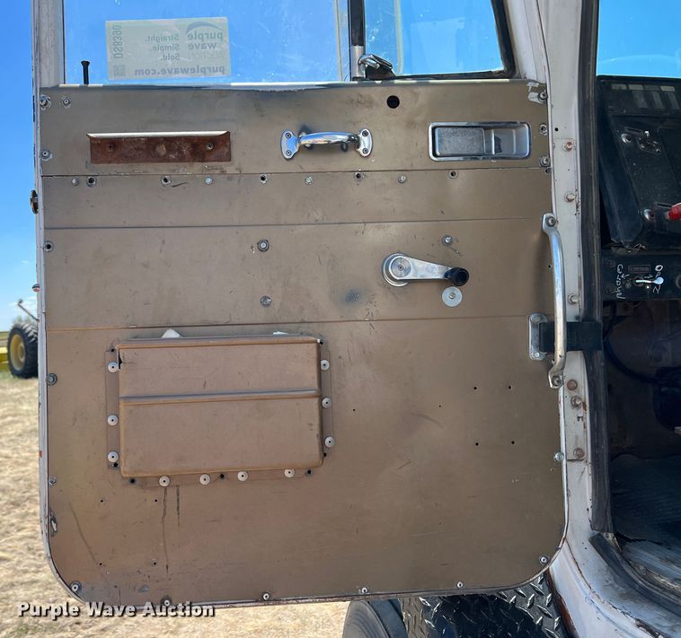 image for item DS8390 1977 International F5070  grain truck