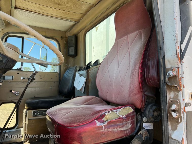 image for item DS8390 1977 International F5070  grain truck