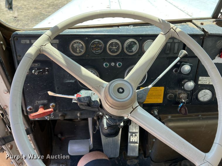 image for item DS8390 1977 International F5070  grain truck