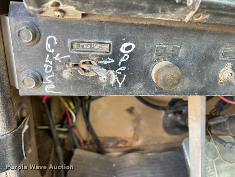 image for item DS8390 1977 International F5070  grain truck