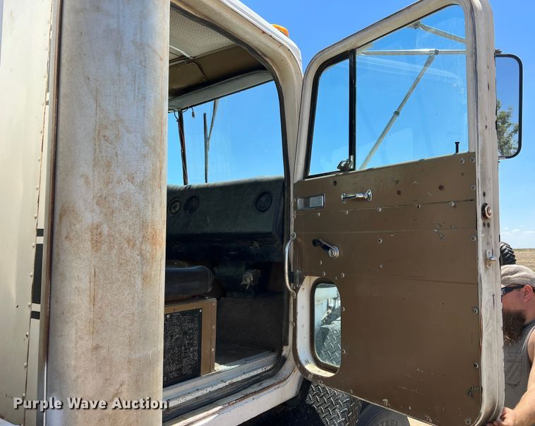 image for item DS8390 1977 International F5070  grain truck