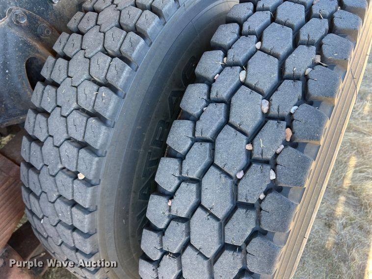 image for item DS8390 1977 International F5070  grain truck