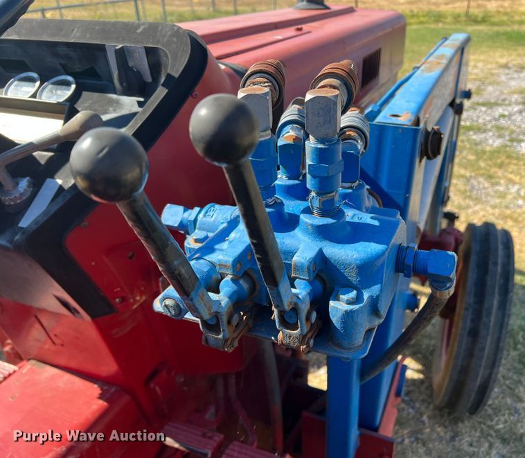 image for item DS8416 International 385  tractor