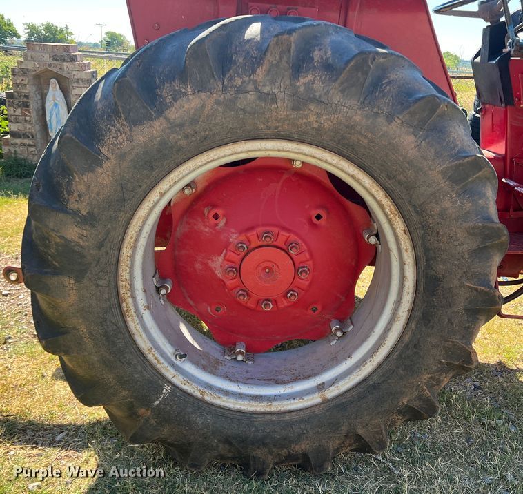 image for item DS8416 International 385  tractor