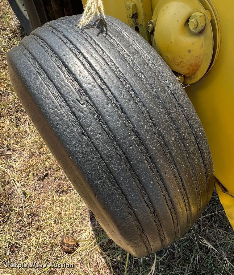 image for item DS8418 John Deere 347  small square baler