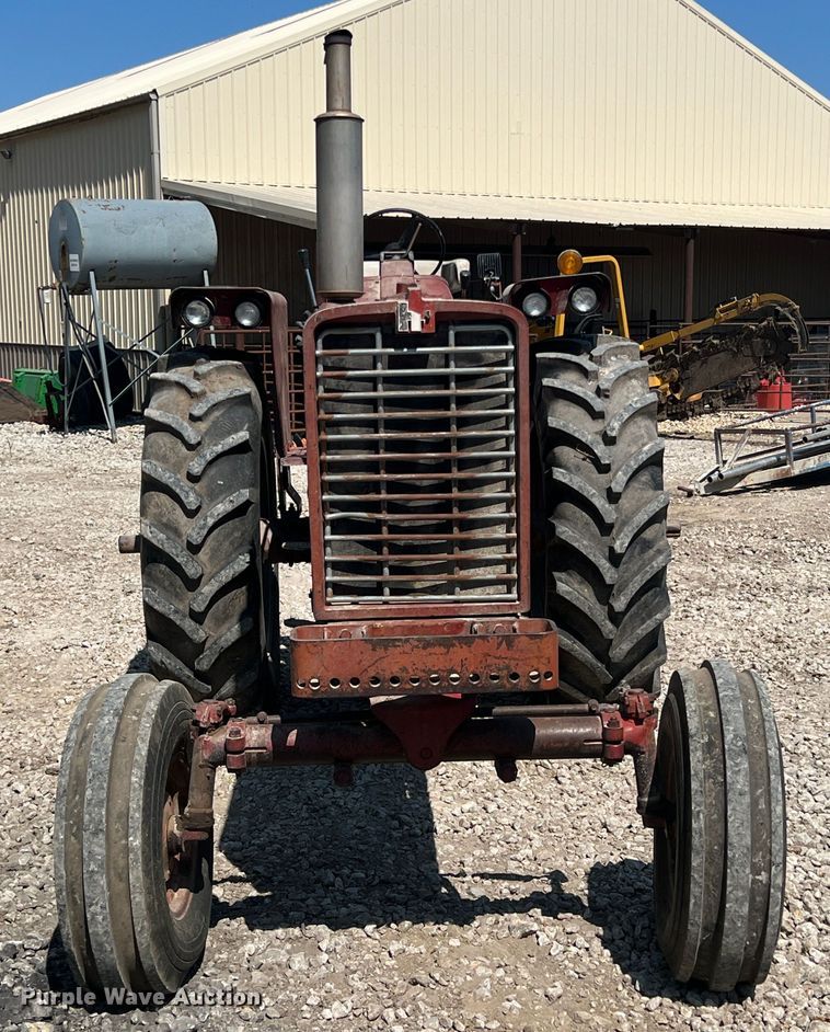 image for item HL9173 International 856  tractor