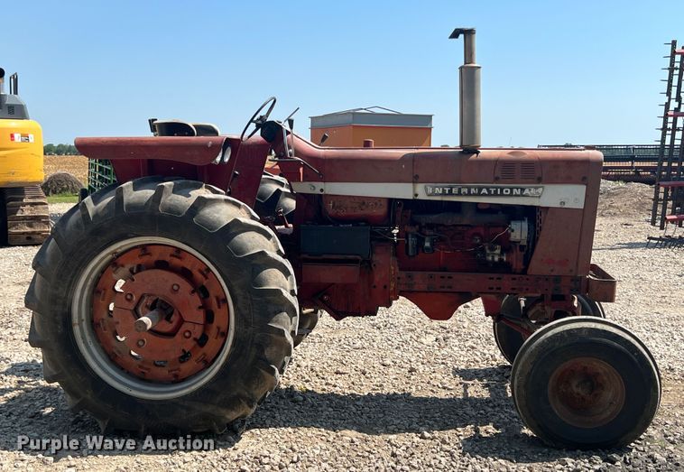 image for item HL9173 International 856  tractor