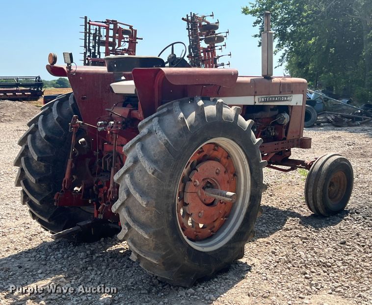 image for item HL9173 International 856  tractor