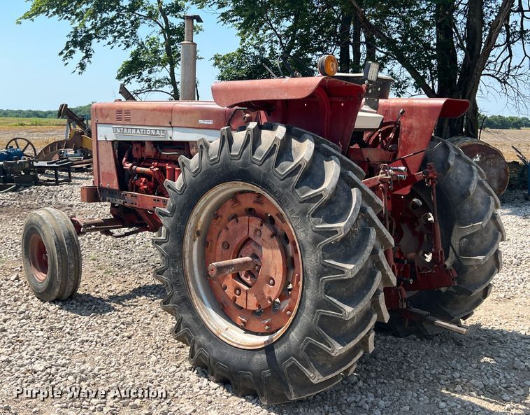 image for item HL9173 International 856  tractor