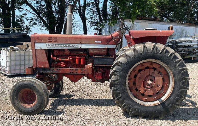 image for item HL9173 International 856  tractor