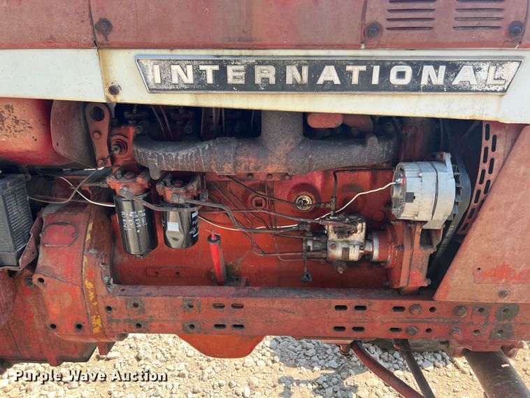 image for item HL9173 International 856  tractor