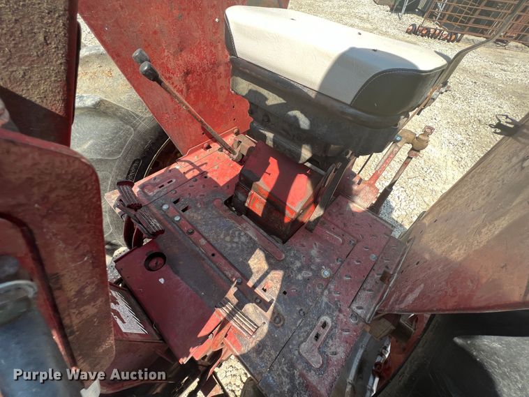 image for item HL9173 International 856  tractor