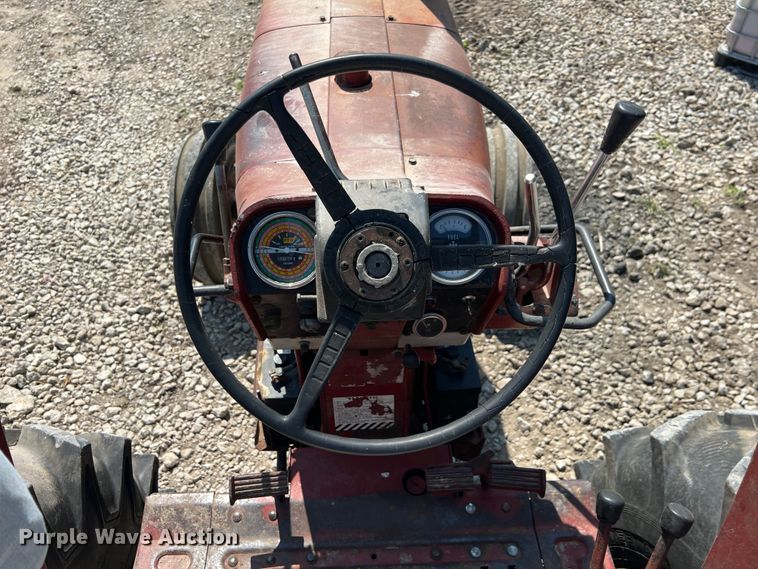 image for item HL9173 International 856  tractor