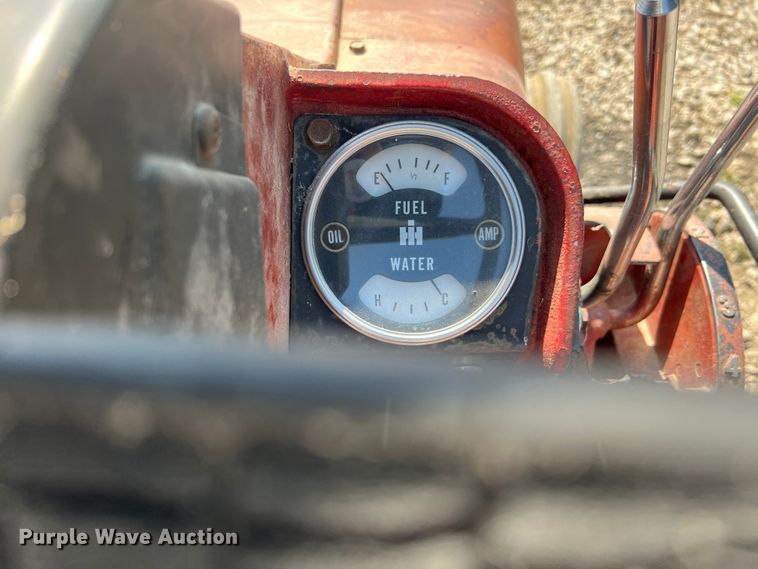 image for item HL9173 International 856  tractor