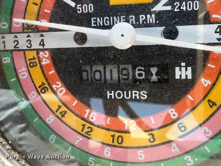 image for item HL9173 International 856  tractor