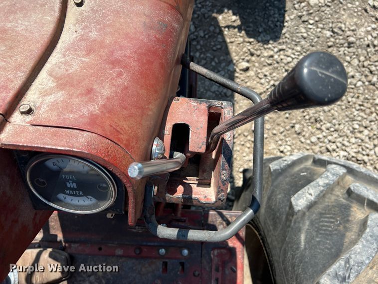 image for item HL9173 International 856  tractor