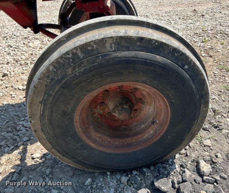 image for item HL9173 International 856  tractor