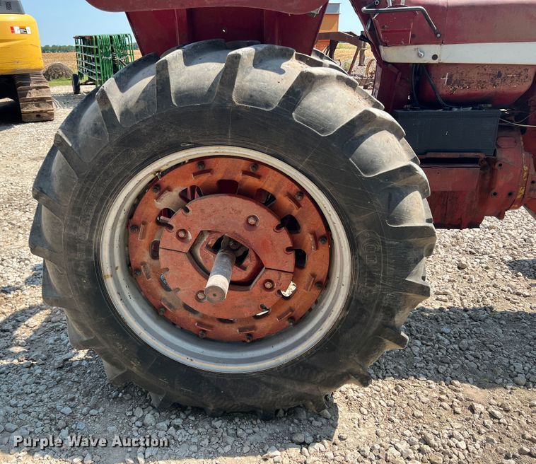 image for item HL9173 International 856  tractor