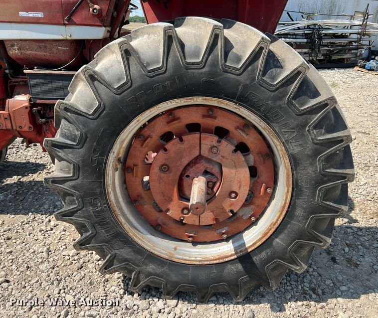 image for item HL9173 International 856  tractor