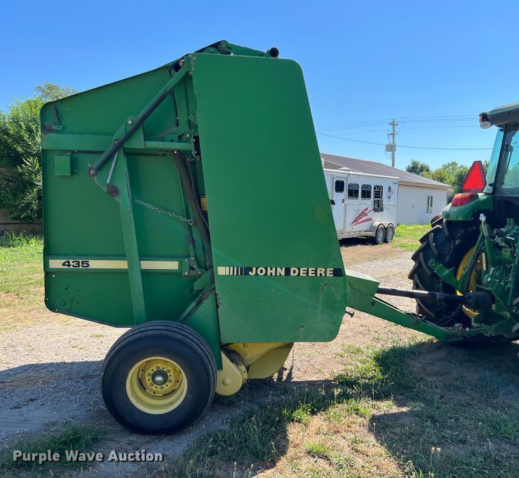 image for item HL9233 1991 John Deere 435  round baler