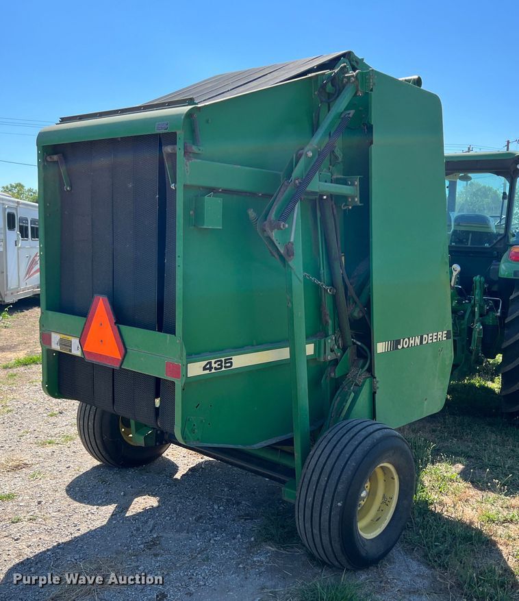 image for item HL9233 1991 John Deere 435  round baler