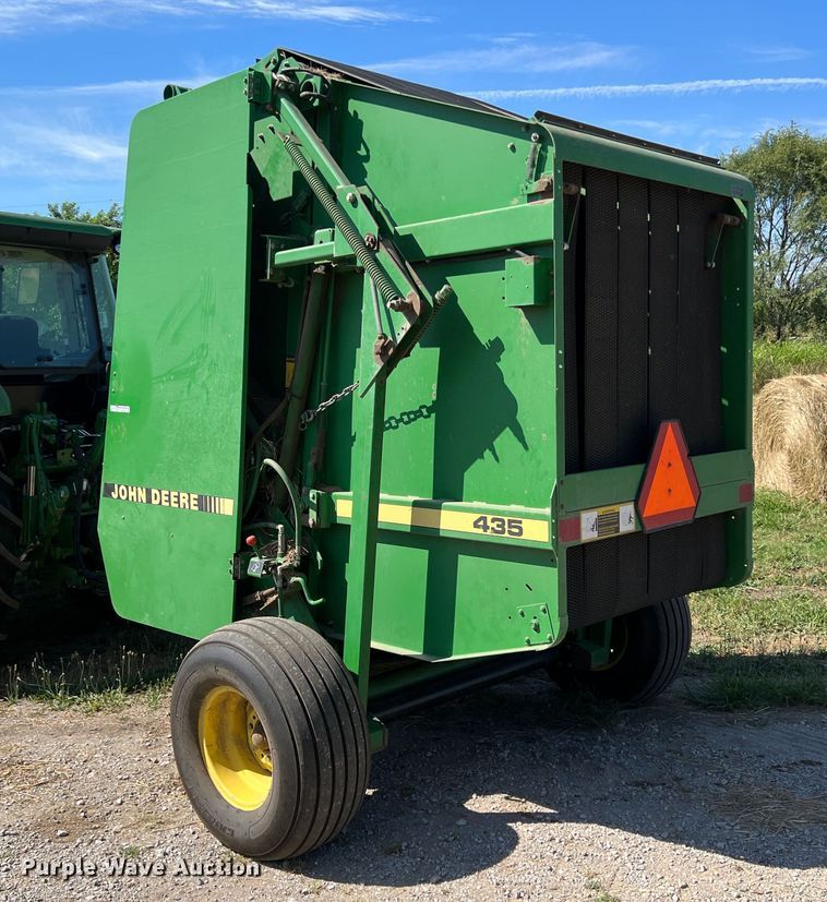 image for item HL9233 1991 John Deere 435  round baler