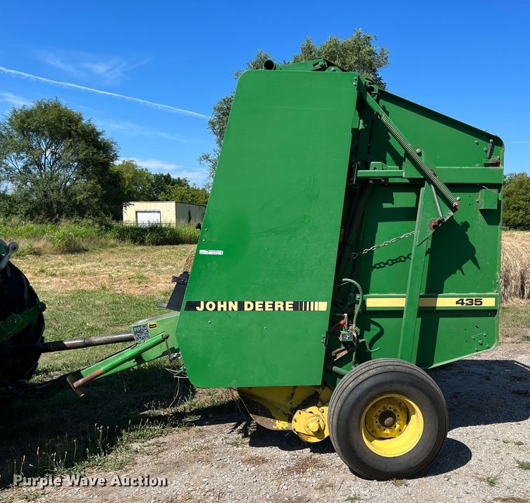 image for item HL9233 1991 John Deere 435  round baler
