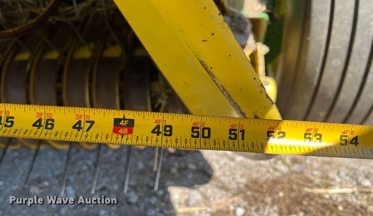 image for item HL9233 1991 John Deere 435  round baler