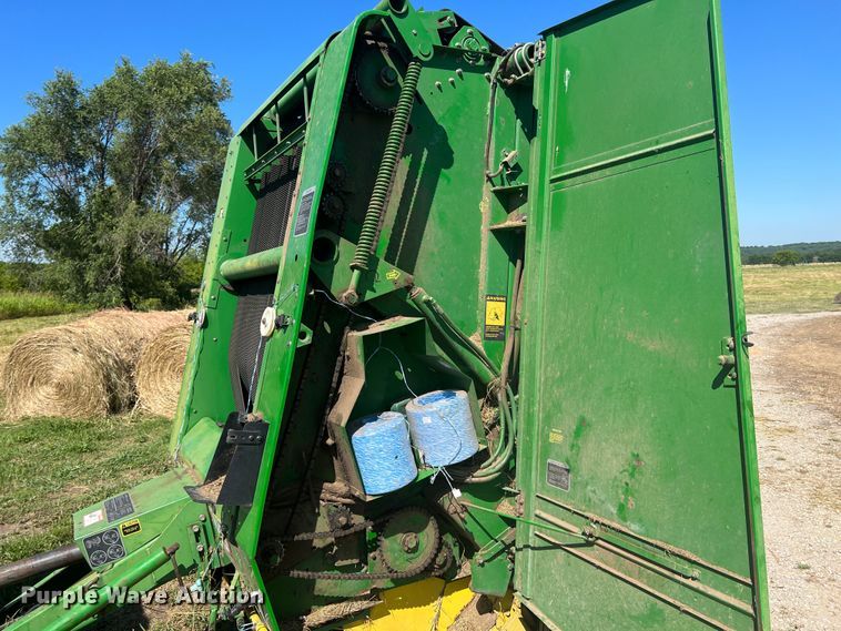 image for item HL9233 1991 John Deere 435  round baler