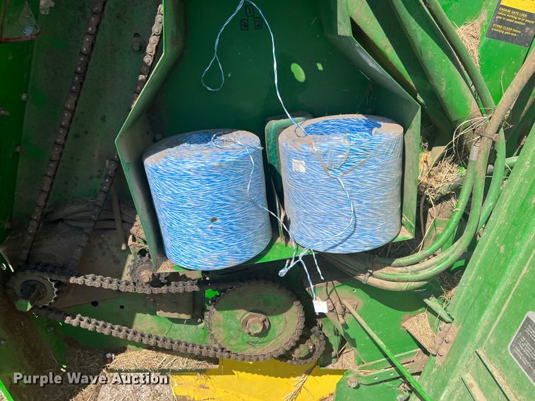 image for item HL9233 1991 John Deere 435  round baler