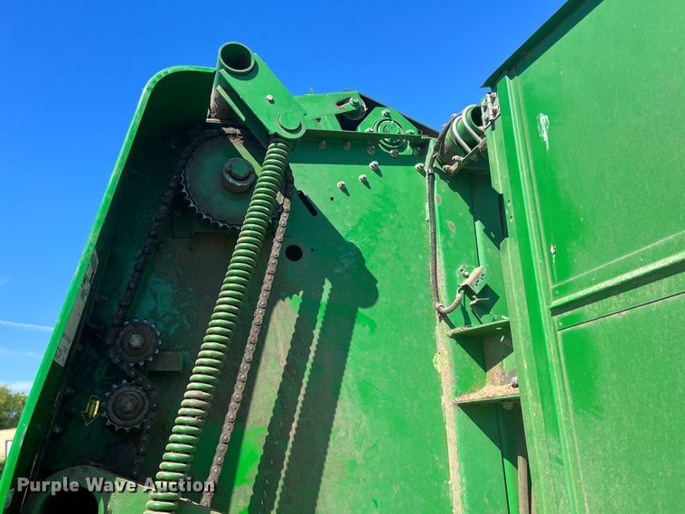 image for item HL9233 1991 John Deere 435  round baler