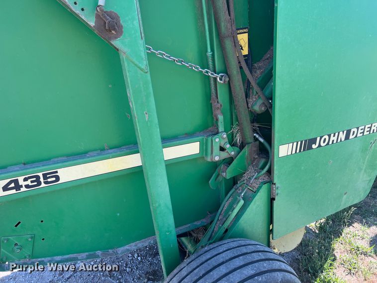 image for item HL9233 1991 John Deere 435  round baler