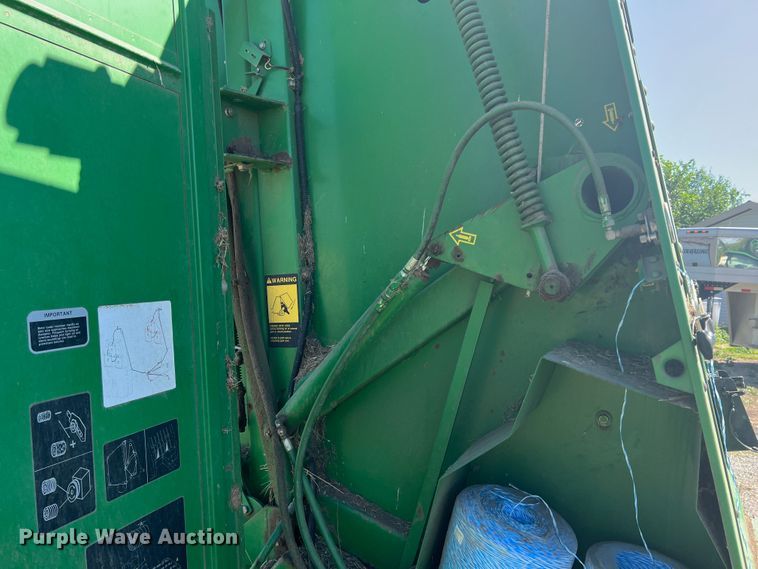 image for item HL9233 1991 John Deere 435  round baler