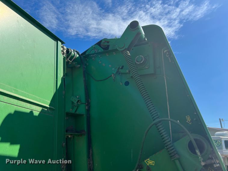 image for item HL9233 1991 John Deere 435  round baler