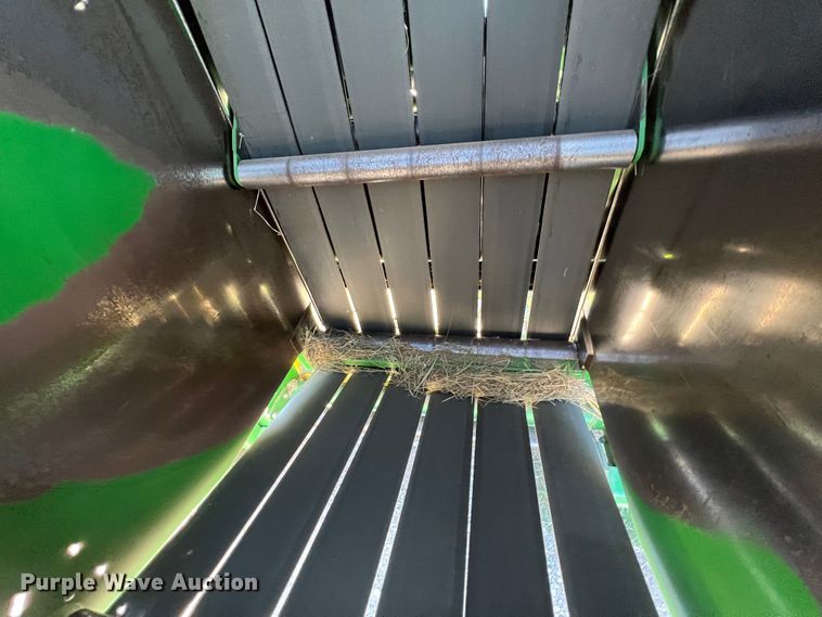 image for item HL9233 1991 John Deere 435  round baler