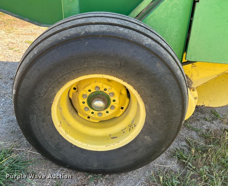 image for item HL9233 1991 John Deere 435  round baler