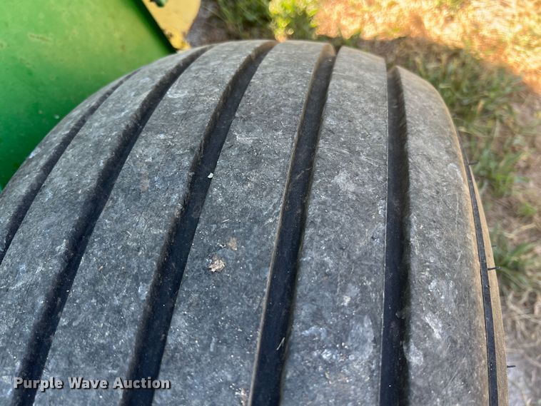 image for item HL9233 1991 John Deere 435  round baler